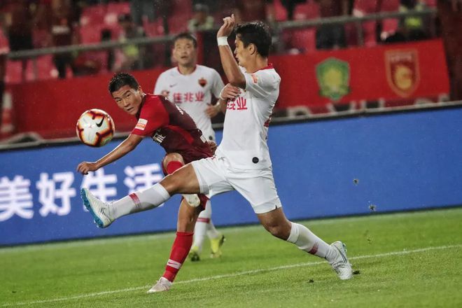 河北华夏幸福与深圳佳兆业迎来对决，惊心动魄
