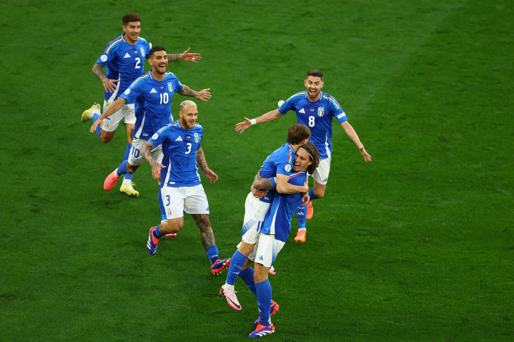 爱游戏官网-意大利足球比赛中球员们尽展风采