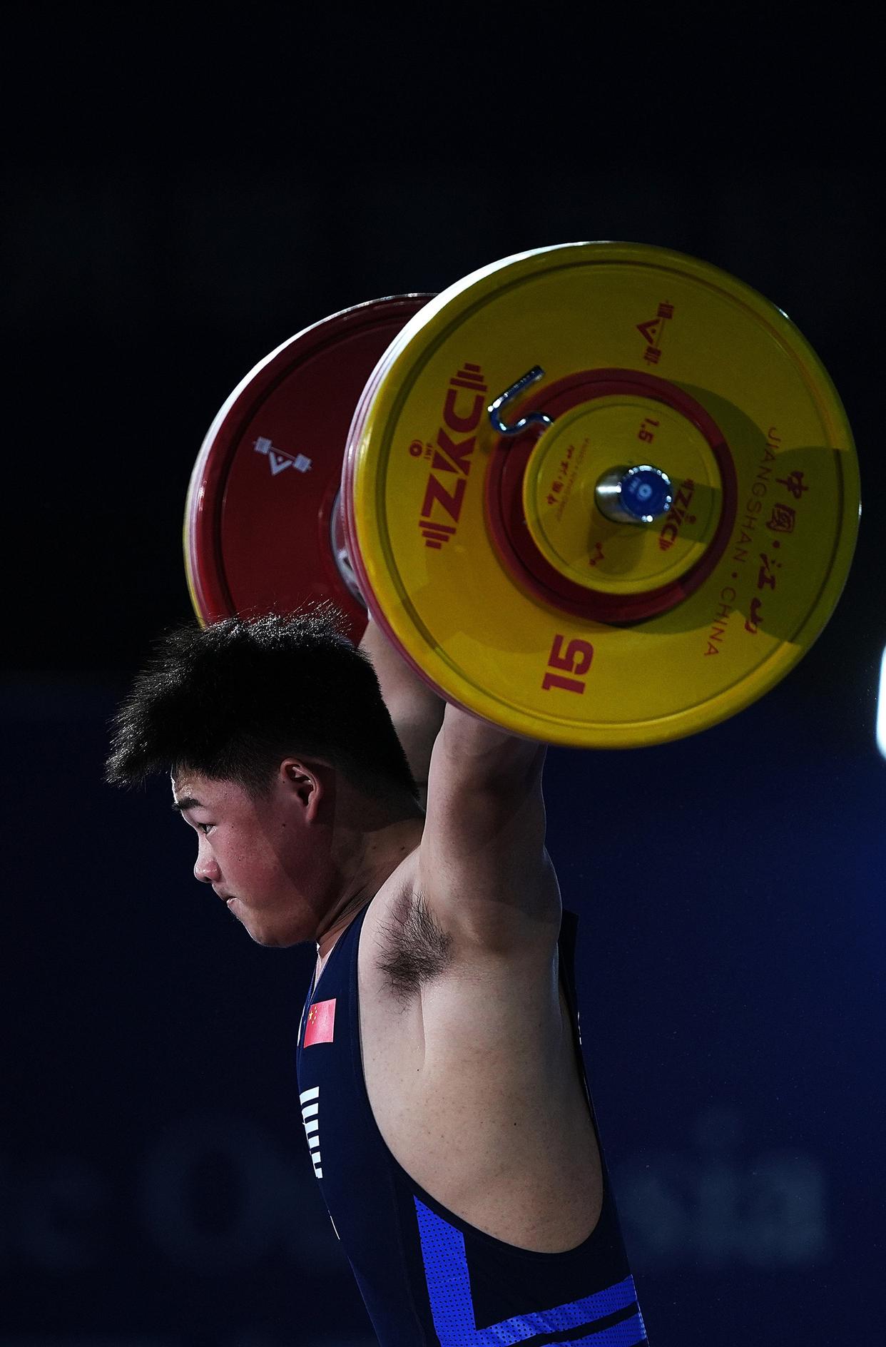 爱游戏登录入口-举重比赛中实力对决，这位选手称霸领域的简单介绍