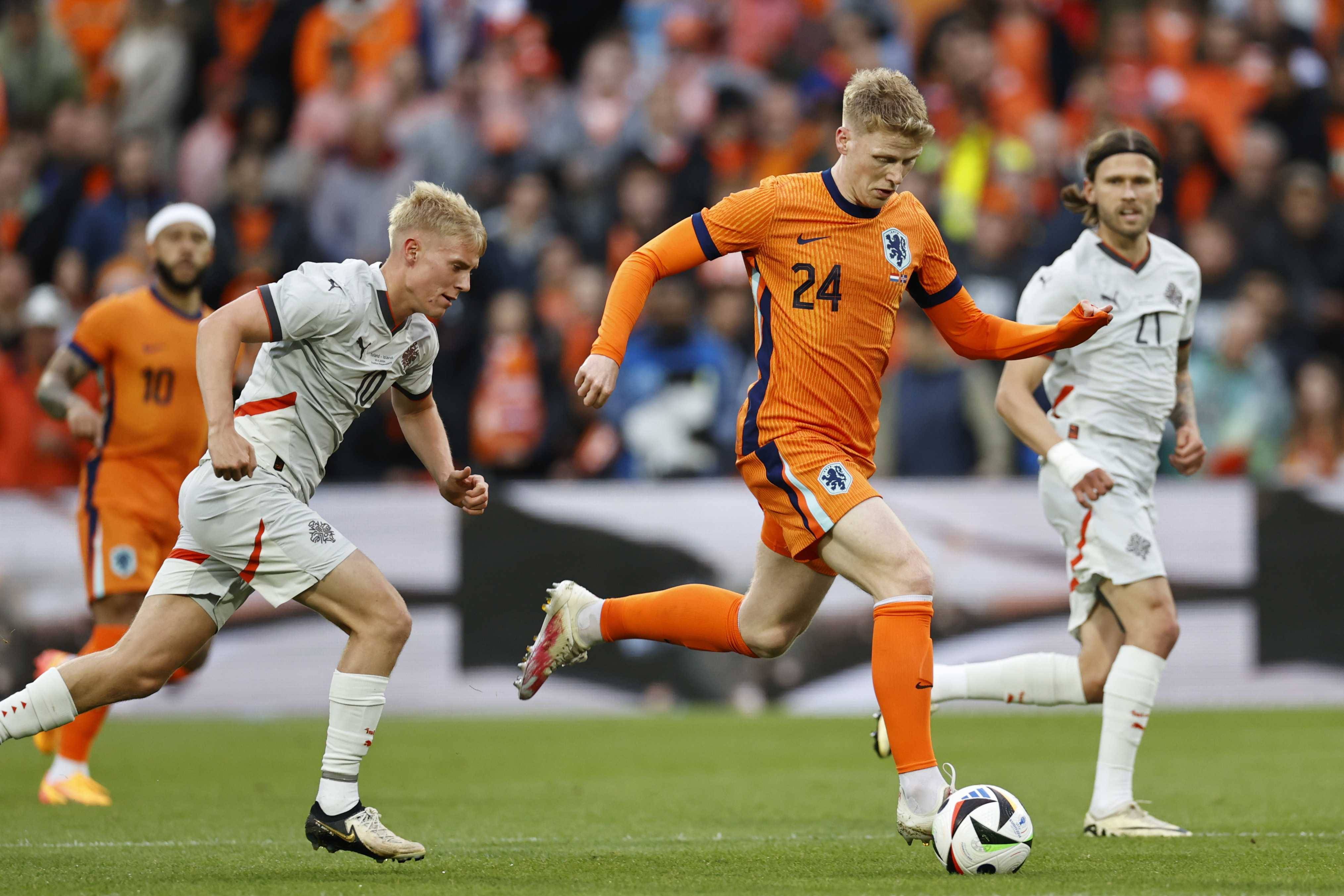 荷兰阿姆斯特丹将举办大型足球比赛，球迷期待狂欢的简单介绍