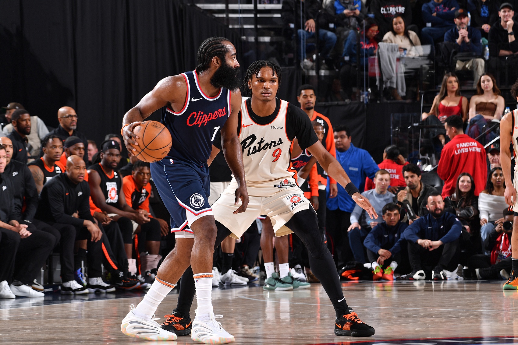 快船中锋在内线表现出色,抢断和盖帽不断 快船中锋在内线表现出色,抢断和盖帽不断