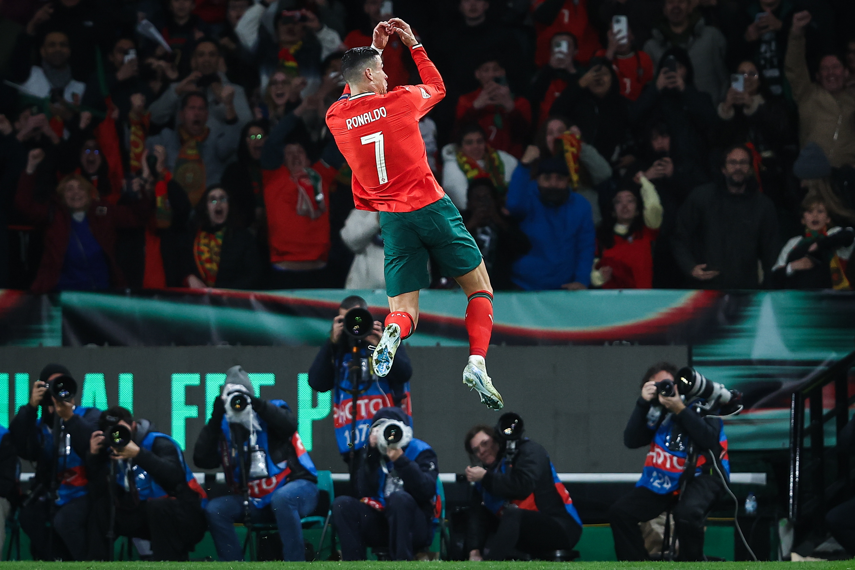 包含欧国联比赛：场上较量激烈，胜负悬念未解的词条