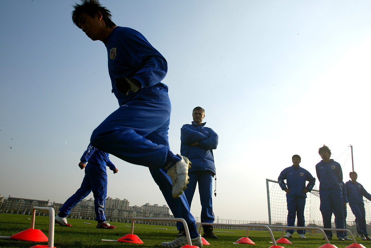 球员们的拼搏精神,为比赛增添了不少看点 球员们的拼搏精神,为比赛增添了不少看点