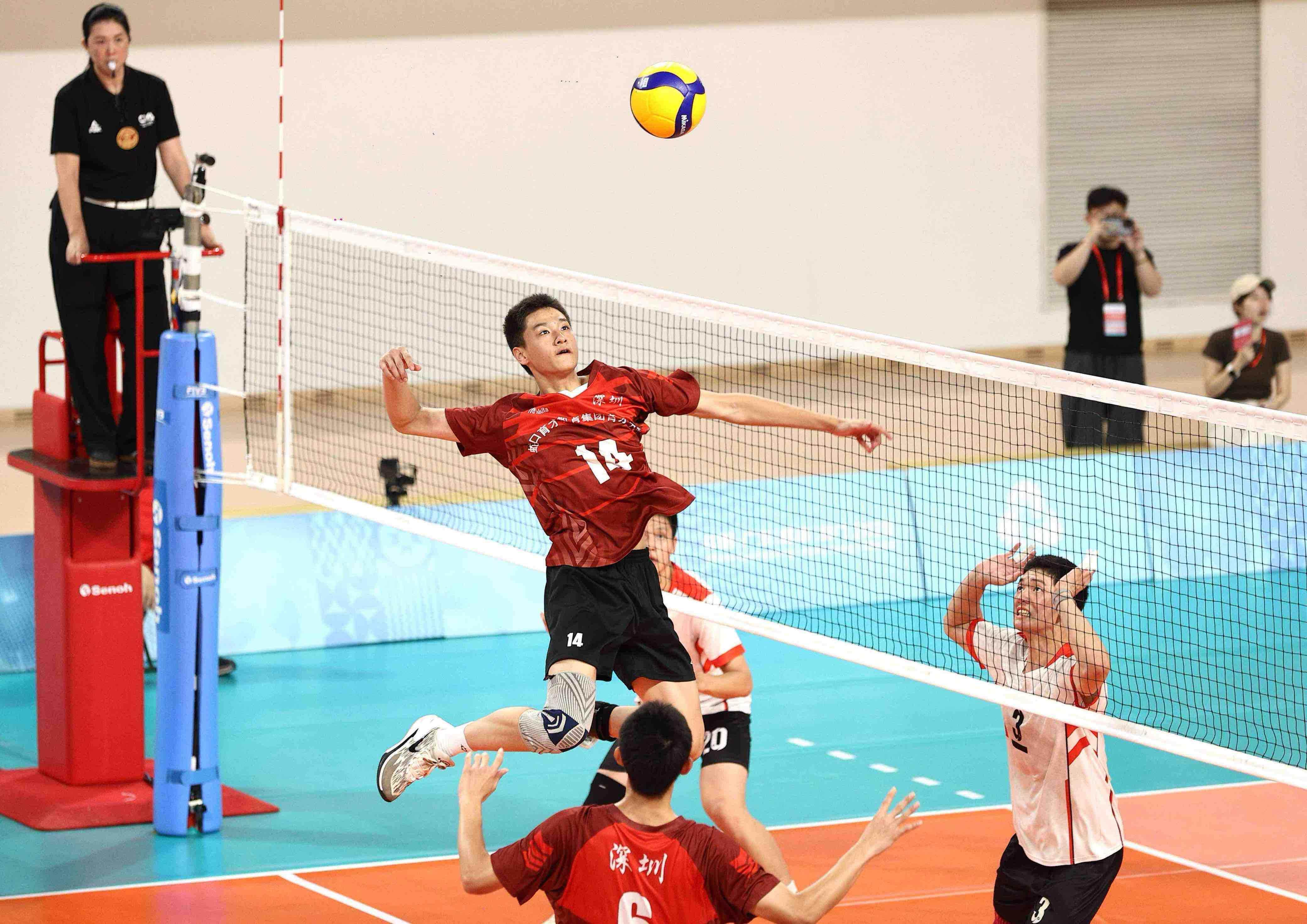 现场气氛紧张激烈，球员奋勇拼搏抢先