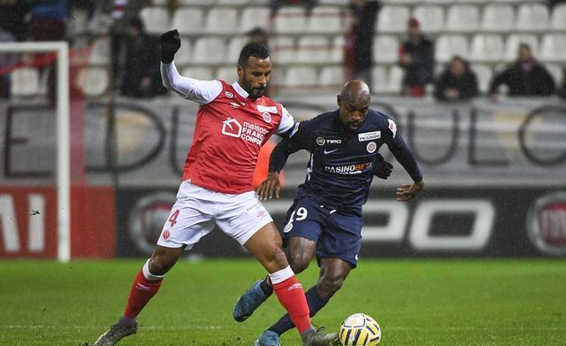 关于兰斯在客场比赛中表现低迷，输球惨淡的信息